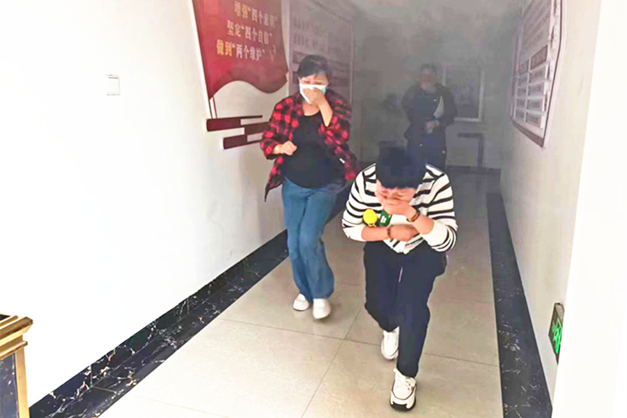 1688019686375761.jpg 火灾逃生演练_副本.jpg