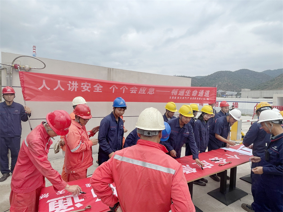 1717406532454377.jpg 玉溪应急气源储备中心安全生产月安全承诺签字.jpg