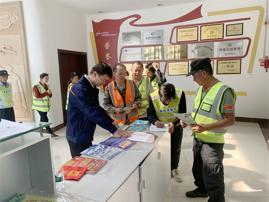 1717407152561319.jpg 发放宣传资料.jpg