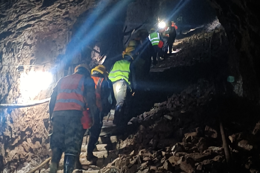 1743572827128682.jpg 井下撤离.jpg