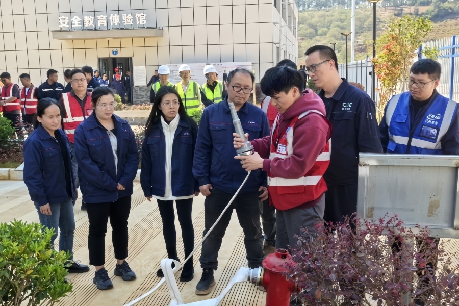 1743573033488173.jpg 讲解消防栓及消防水带使用方法_副本.jpg