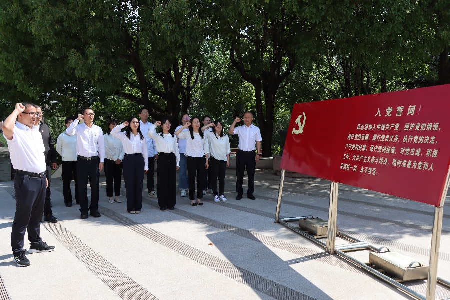 1750670465753345.jpg 重温入党誓词_副本.jpg